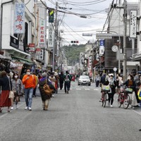 マスクを付けて買い物を楽しむ観光客＝兵庫県丹波篠山市二階町で、幸長由子撮影