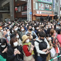 候補者の演説を聴く有権者ら＝神戸市中央区で