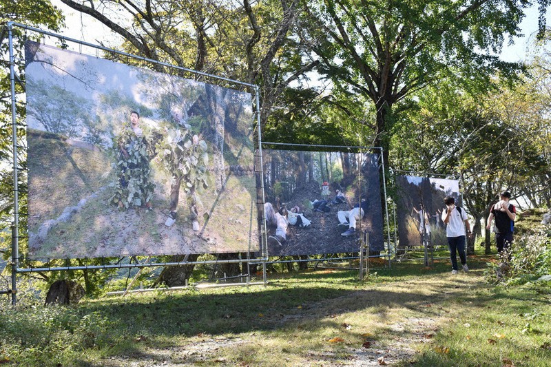 自然あふれる山中に次々と作品が現れた=奈良県吉野町で、林みづき撮影