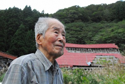 鳥取県三朝町中津のこの集落に暮らすのは竹部輝夫さんだけになった。誰も住まなくなった家の屋根が抜け落ちていた＝平川哲也撮影