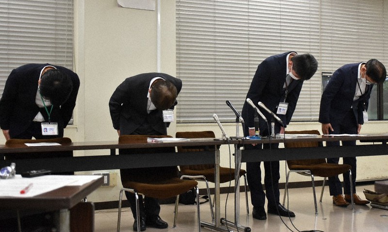 期日前投票所であった投票用紙の交付ミスを陳謝する熊本市選管の職員ら