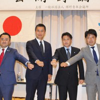 静岡5区の公開討論会を終えた4候補（左から吉川氏、細野氏、千田光氏、小野氏）＝静岡県裾野市で15日午後8時26分、石川宏撮影