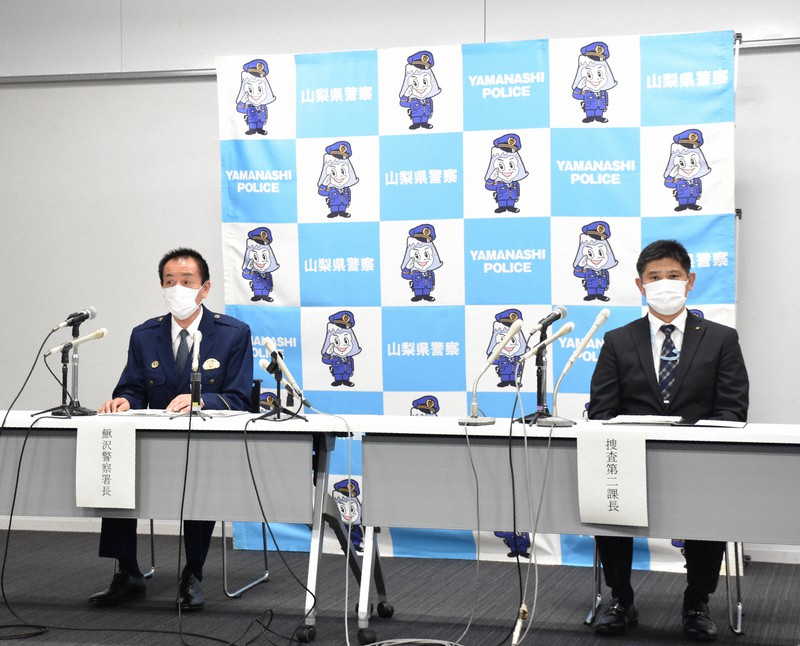 久保前町長らの再逮捕を受け、会見する堀内徹・鰍沢署長(左)と赤池久人・捜査2課長=甲府市丸の内1の県警本部で2021年10月27日午後5時33分、田中綾乃撮影