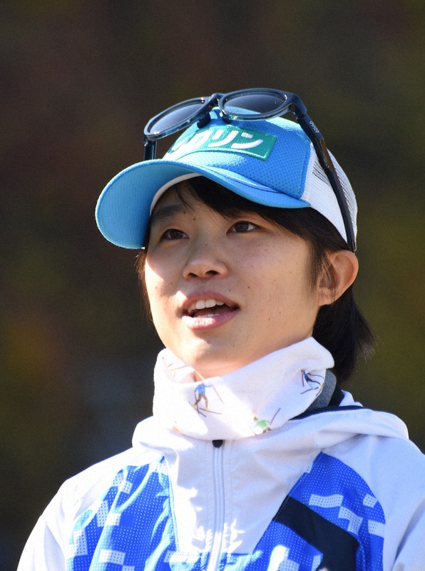 北京五輪シーズンへの抱負を語る伊藤有希=札幌市大倉山ジャンプ競技場で2021年10月25日午前10時56分、江連能弘撮影