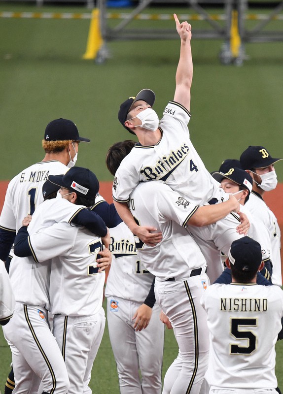 オリックス、25年ぶりリーグ制覇 2年連続最下位から巻き返す [写真特集