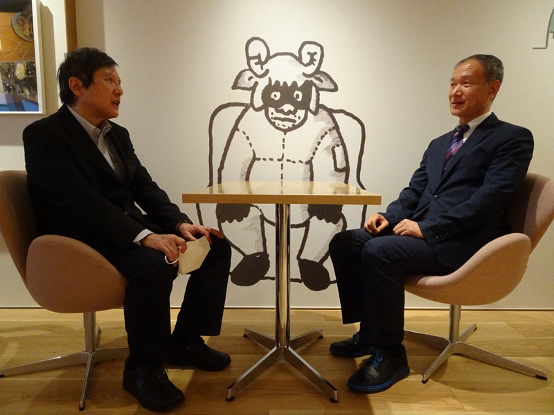 村上春樹の魅力を語り合う十重田裕一さん(右)と重里徹也さん=村上春樹ライブラリーで2021年10月5日撮影
