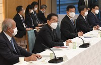 冨山和彦氏もメンバーとなった新しい資本主義実現会議の初会合で発言する岸田文雄首相（中央）＝首相官邸で2021年10月26日、竹内幹撮影
