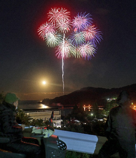 吉里吉里の住民が見つめるなか打ち上げられた花火=岩手県大槌町で2021年10月23日、和田大典撮影