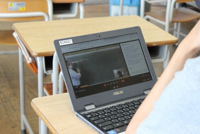 東松山市立桜山小学校では8月下旬、教員が児童役になり、オンライン学習の研修が行われた＝埼玉県東松山市で2021年8月26日、岡礼子撮影