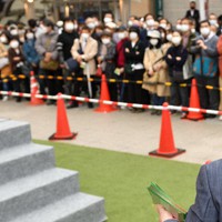 大勢の聴衆を前に支持を訴える8区の候補者。柏市長選とダブル選となり、JR柏駅前で活動する候補者は多い＝千葉県柏市で2021年10月25日、橋本利昭撮影（画像の一部を加工しています）