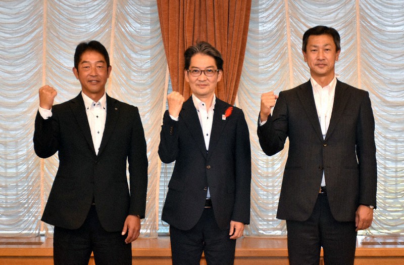 都市対抗野球大会の開幕を前に大阪市役所を訪れ、山本剛史副市長(中央)に意気込みを語った大阪ガスの前田孝介監督(右)とNTT西日本の大原周作監督=大阪市役所で、園部仁史撮影