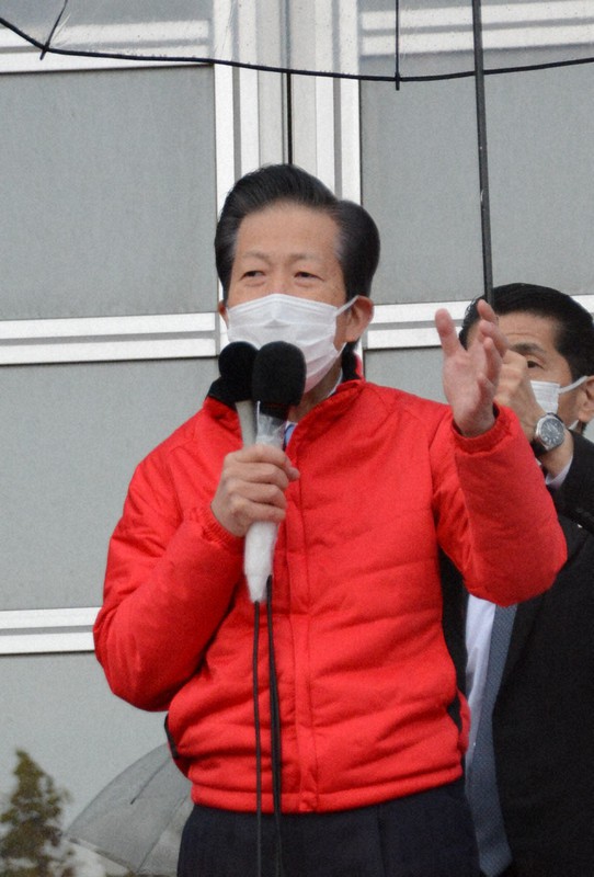 街頭演説で自民党の麻生太郎副総裁の発言を批判した公明党の山口那津男代表=北海道岩見沢市で2021年10月28日午後3時17分、岸川弘明撮影