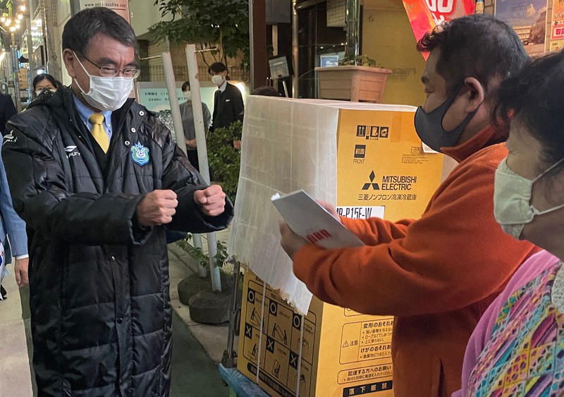 商店街を練り歩いて支持を呼びかける自民党の河野太郎広報本部長(左)=東京都目黒区で2021年10月25日午後5時ごろ、東久保逸夫撮影