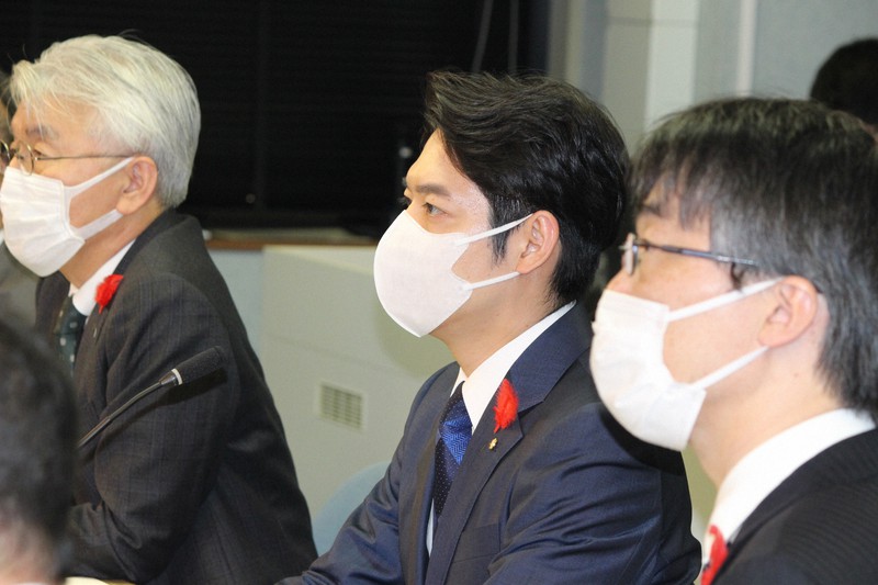 北海道の新型コロナウイルス対策本部会議に出席した鈴木直道知事=札幌市中央区の道庁で2021年10月28日午後3時34分、源馬のぞみ撮影