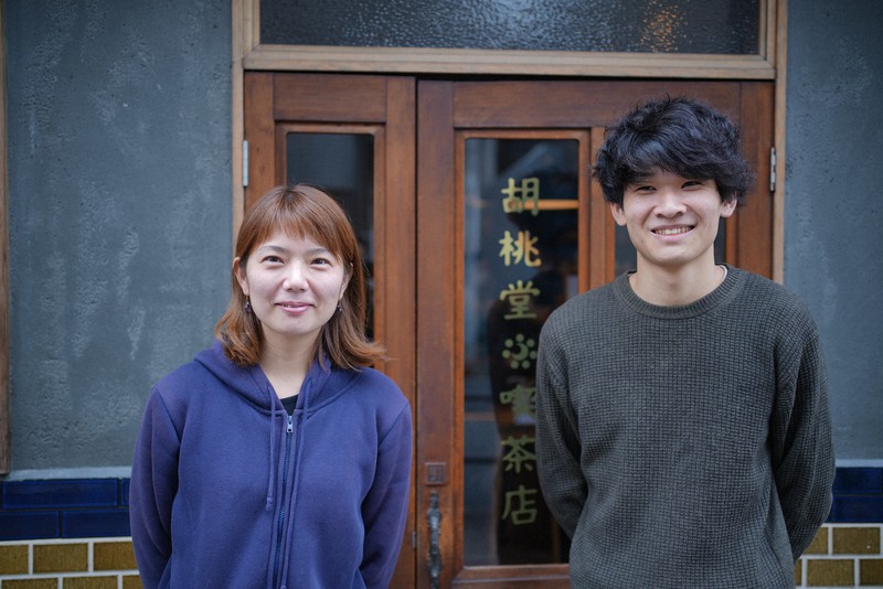 鈴木さん(右)と諏訪さん(左)。打ち合わせの場となった胡桃堂喫茶店(国分寺市)の前で