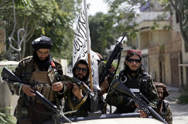 旗を掲げてパトロールするタリバンの兵士たち=アフガニスタンの首都カブールで2021年8月19日、AP