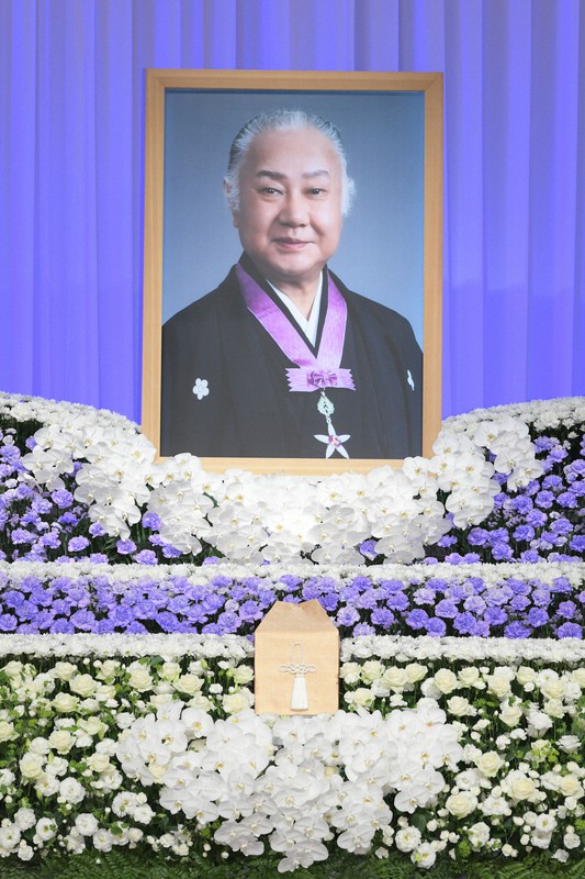 ありし日の坂田藤十郎さんの写真が飾られた祭壇=東京都港区で2021年10月28日午後0時50分、内藤絵美撮影
