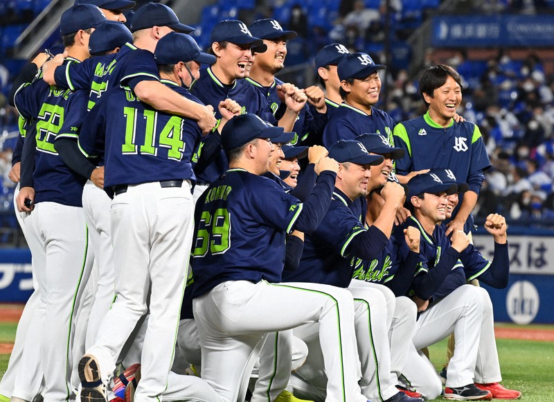 セ・リーグ優勝が決まり笑顔で記念撮影を行うヤクルトの投手陣とコーチら。けがで5月末に離脱するまで中継ぎとして貴重な働きをした近藤(上段右から4人目)の姿も=横浜スタジアムで2021年10月26日、西夏生撮影