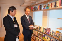 村上春樹の本を手にする十重田裕一さん（右）と重里徹也さん＝村上春樹ライブラリーで2021年10月5日撮影