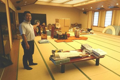 うらわのうなぎ萬店3階の大宴会場はコロナで利用がなく、物置と化した。ここを半分つぶし、食品加工場にすることを金子篤史さんは計画している＝さいたま市南区で2021年10月13日、山越峰一郎撮影