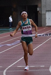 ゴールの瞬間、ガッツポーズする中越の片桐禅太=新潟市中央区のデンカビッグスワンスタジアムで2021年10月28日、内田帆ノ佳撮影