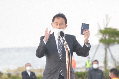 「岸田ノート」を手に支持を訴える岸田文雄首相＝輪島市で2021年10月28日午後4時36分、阿部弘賢撮影