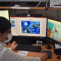 自宅でテレワークをする小泉佳之さん＝静岡市清水区で2021年10月21日、渡辺薫撮影