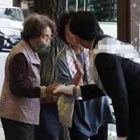 有権者と距離を取りながら握手する候補者（右）＝京都市内で2021年10月22日午後4時40分、矢倉健次撮影（画像の一部を加工しています）