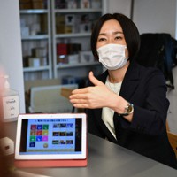 営業先で自然エネルギー電力の利点を説明する「ハチドリ電力」の林リエさん＝京都市中京区で2021年10月22日、山田尚弘撮影