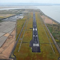 有明海に面した佐賀空港。写真左側の空港隣接地を国が買収して駐屯地を整備し、オスプレイを配備する計画が進む＝佐賀市で2021年10月21日、本社ヘリから上入来尚撮影
