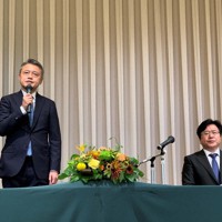 記者会見で衆院選への不出馬を表明した古本伸一郎前衆院議員（左）とトヨタ労組の西野勝義委員長＝愛知県豊田市で2021年10月14日、酒井志帆撮影