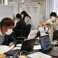 開票速報のリハーサルをする道職員＝北海道庁で2021年10月29日、米山淳撮影