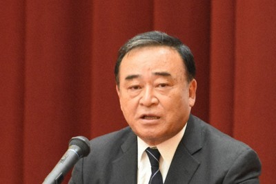 演説する梶山弘志前経産相＝鯖江市桜町2の市嚮陽会館で2021年10月28日午後7時13分、大原翔撮影