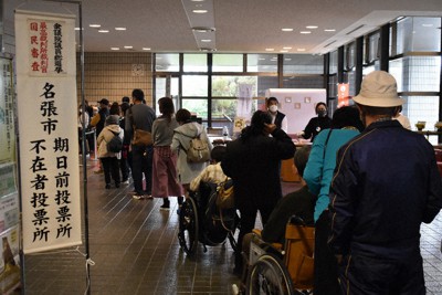 大勢の有権者が訪れている名張市の期日前投票の会場＝名張市鴻之台1の名張市役所で10月26日、2021年10月26日午前11時17分、山中尚登撮影