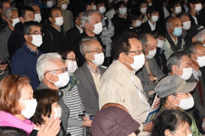 候補者の演説に耳を傾ける有権者ら＝2021年10月28日午後6時51分、野原寛史撮影