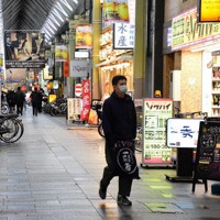 高松市中心部の繁華街。時短要請が解除された後も客足はまばらだ＝高松市瓦町で2021年10月28日午後9時36分、潟見雄大撮影