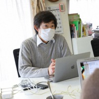 ボランティアの若者と打ち合わせをするNPO法人「POSSE」スタッフの岩橋誠さん（左）＝東京都世田谷区で27日、長谷川直亮撮影