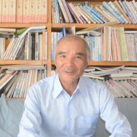 家業のリンゴ農家を営む傍ら、「議会改革の仕掛け人」として全国を飛び回る寺島渉さん＝長野県飯綱町の自宅で