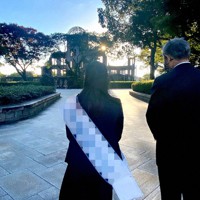 街頭演説後、原爆ドームの前で黙とうする候補者ら＝広島市中区で2021年10月29日午後4時18分、古川幸奈撮影（画像の一部を加工しています）