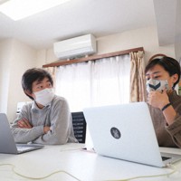 ボランティアの田所真理子ジェイさんと打ち合わせをするNPO法人「POSSE」スタッフの岩橋誠さん（左）＝東京都世田谷区で2021年10月27日、長谷川直亮撮影