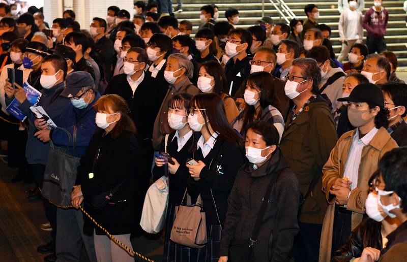 最後の訴えに耳を傾ける人たち=さいたま市大宮区で2021年10月30日午後7時35分、大西岳彦撮影