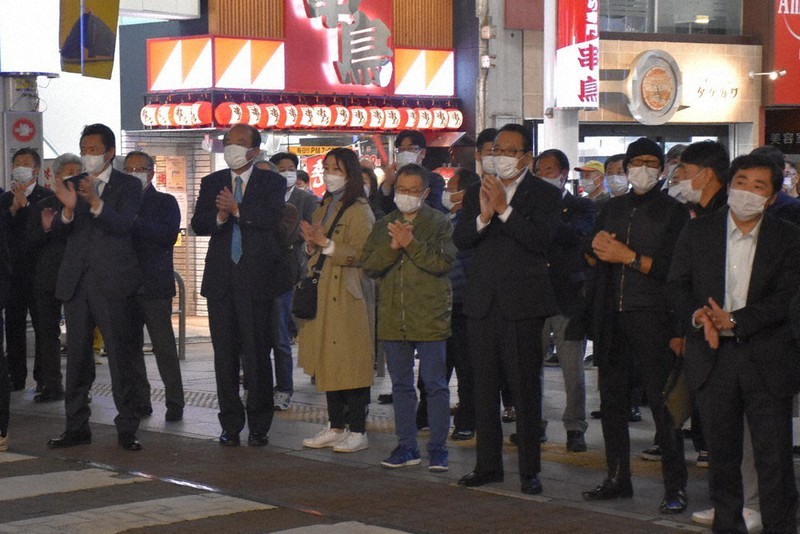 候補者の最後の訴えに拍手をする有権者ら=宇都宮市宮園町の東武宇都宮百貨店前で2021年10月30日、鴨田玲奈撮影