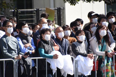候補者の訴えを聞く聴衆＝さいたま市内で2021年10月30日、大平明日香撮影