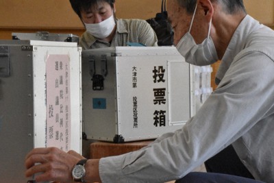 投票箱を設置する大津市職員ら＝同市昭和町の滋賀大付属幼稚園で2021年10月30日午後2時40分、諸隈美紗稀撮影