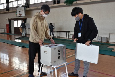 投票箱を組み立てる市職員＝高松市伏石町の太田小学校体育館で2021年10月30日午前9時38分、喜田奈那撮影