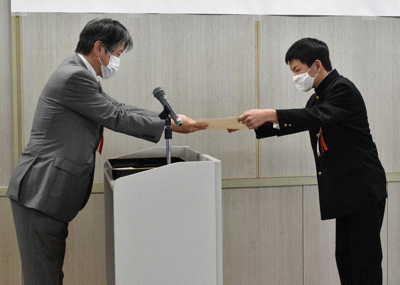 発明くふう展表彰式 止まっても光る自転車ライト 知事賞に三宅さん 中1 香川 毎日新聞