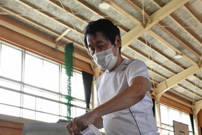 投票箱を設置する市職員＝高知市大膳町の市立城西中で2021年10月30日午後1時39分、北村栞撮影