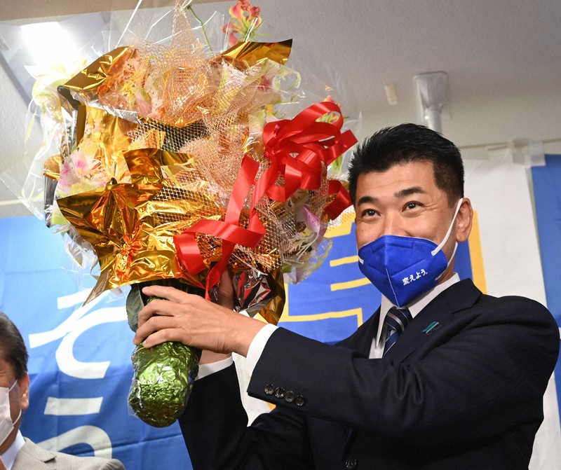 当選確実となり、花束を手に喜ぶ泉健太氏=京都市伏見区で2021年10月31日午後8時6分、望月亮一撮影