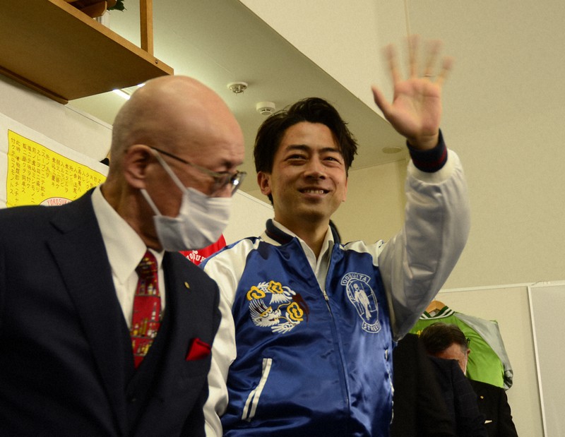 当選確実を決め、支持者に向かって手を振る小泉進次郎氏=横須賀市で2021年10月31日、岩崎信道撮影
