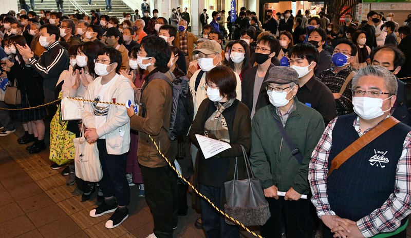 街頭演説を聞く人たち=さいたま市大宮区で2021年10月30日、大西岳彦撮影
